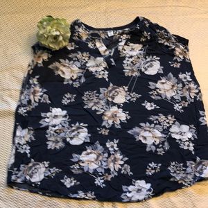 🦋 Adorable Old Navy Floral Cocoon Top
